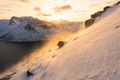 白昼雪山